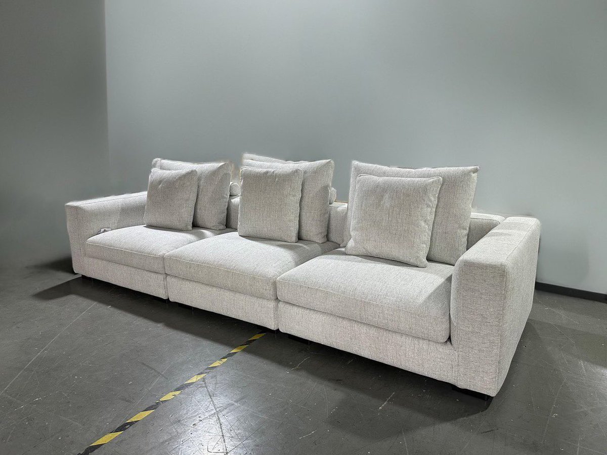 Diana has classic-timeless aesthetics and a modular seating system easy to reconfigure while moving  … The linear yet stylish frame offers comfort and a chameleon-like character …Removable covers is always a plus !

#whitesofa #modernsofa #sofas #italiandesign #couch #modern