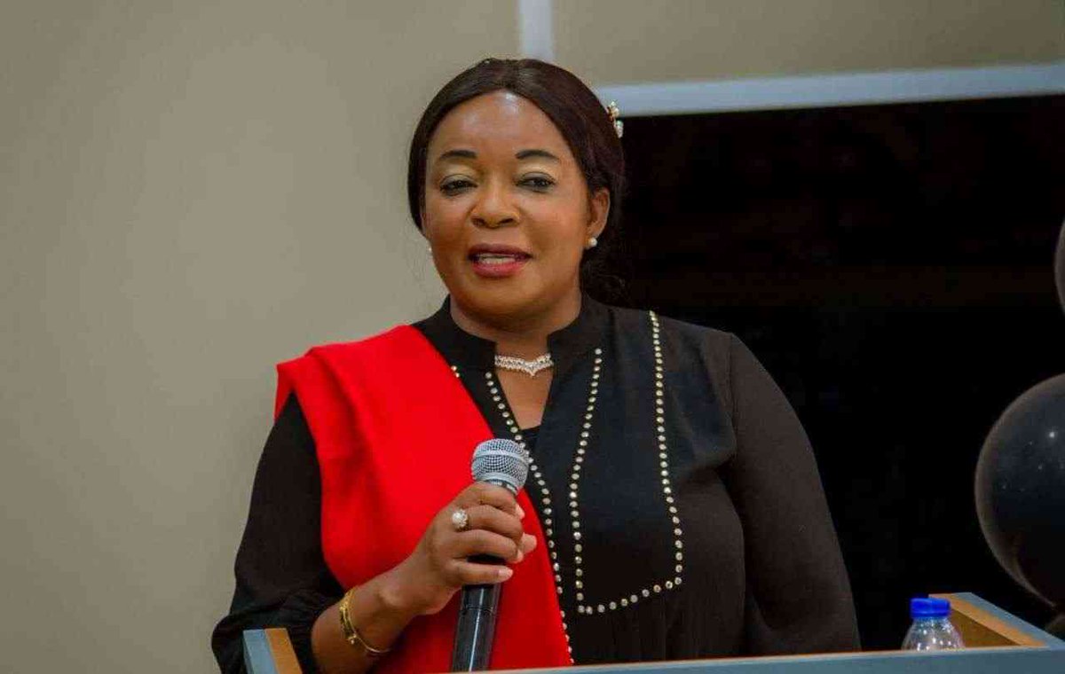 United Kingdom-based global institution, El-Roi London University, has awarded Gweru-based businesswoman and philanthropist Dr Smelly Dube with an Honorary Professor of Mining and Industrial Development degree. @Pindulanews