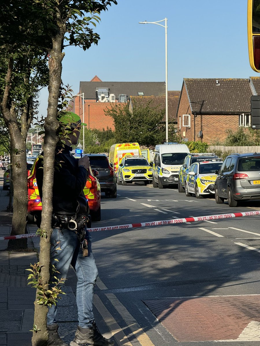 BREAKING Multiple people 'stabbed by machete-wielding attacker' at busy London station themirror.com/news/uk-news/b…