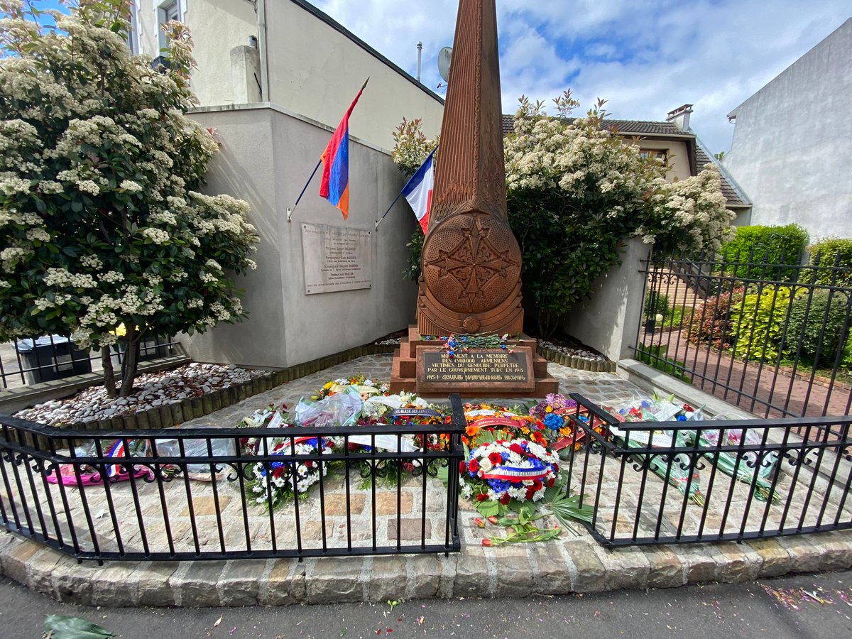 Émouvante cérémonie de commémoration du 109e anniversaire du #GénocideArménien à la ville d’#Arnouville en présence de Pascal Doll, maire de la ville. Merci aux élus, aux représentants des cultes et des associations🇫🇷🇦🇲, aux habitants d’Arnouville venus nombreux.