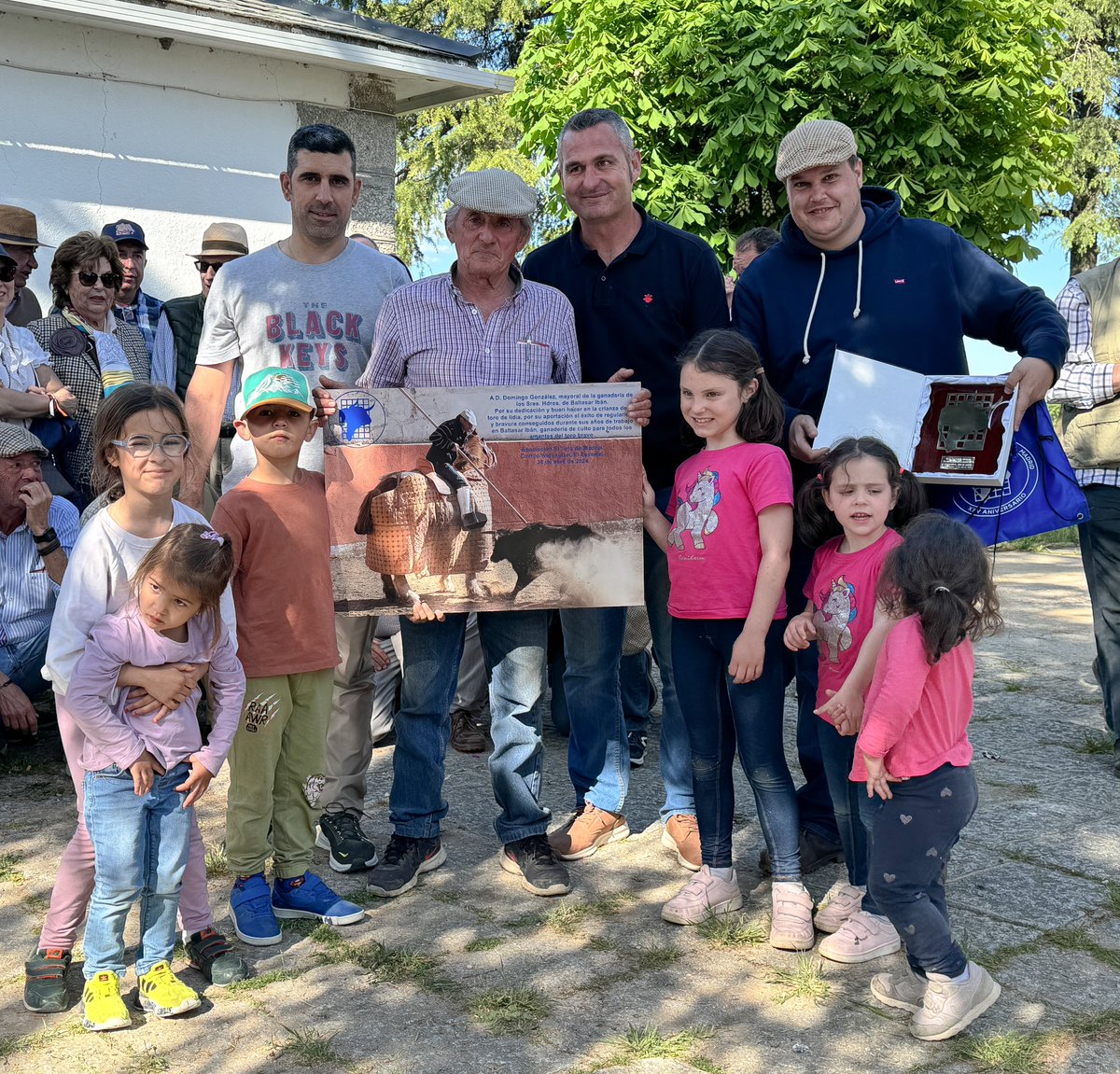 Reconocimiento y homenaje a Domingo González, mayoral de la ganadería de Baltasar Ibán, por toda una vida dedicada en la crianza del toro de lidia por parte de la Asociación El Toro de Madrid. 20/04/2024.