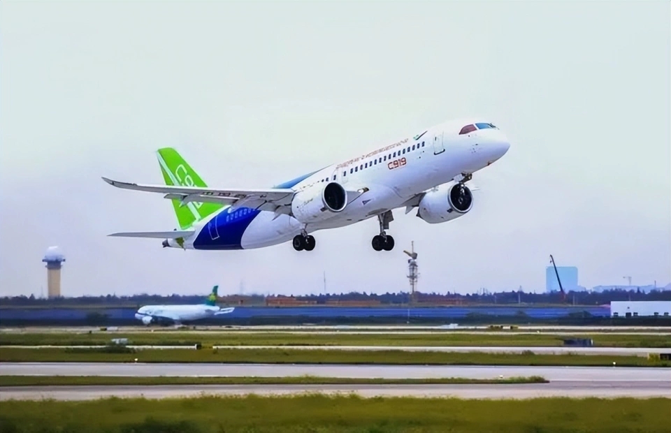 China Southern Airlines Orders 100 C919!✈️ China Southern Airlines has ordered 100 home-made C919 aircraft from COMAC), totaling $9.9 billion, with the aircraft to be delivered in batches from 2024 to 2031. It is the third large-scale order for the C919 following the previous