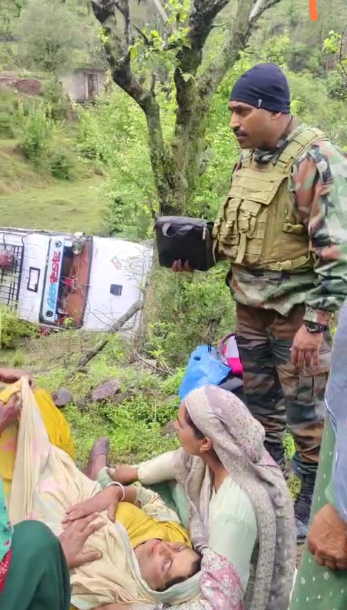 #IndianArmy rescued school children and locals in car accident near Balnoi village, providing medical aid and ambulance evacuation.