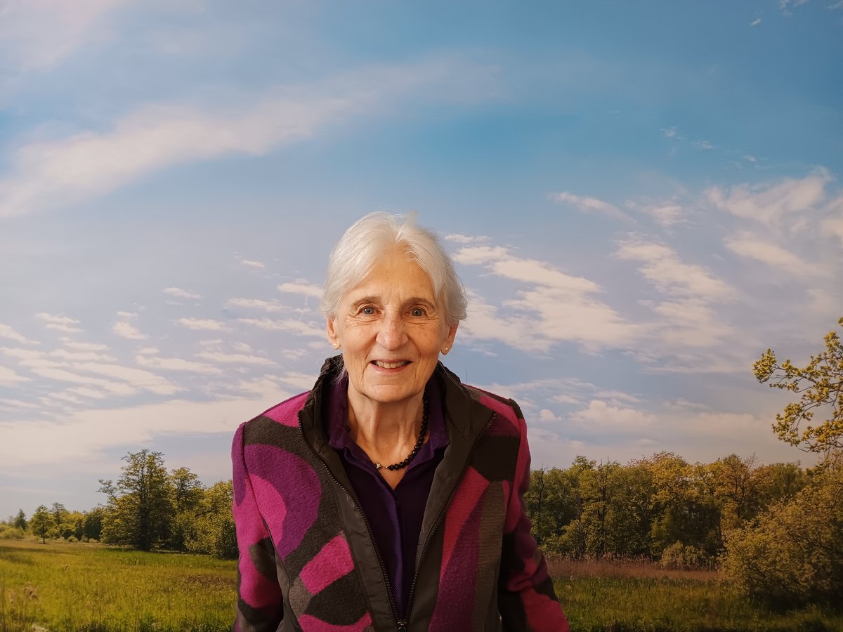 Veur de #podcast #praotdrentsmetmij har ik een prachtig gesprek met schriefster Marga Kool, die nog lang niet achter de geraniums zitten giet: open.spotify.com/episode/5GdPi5…