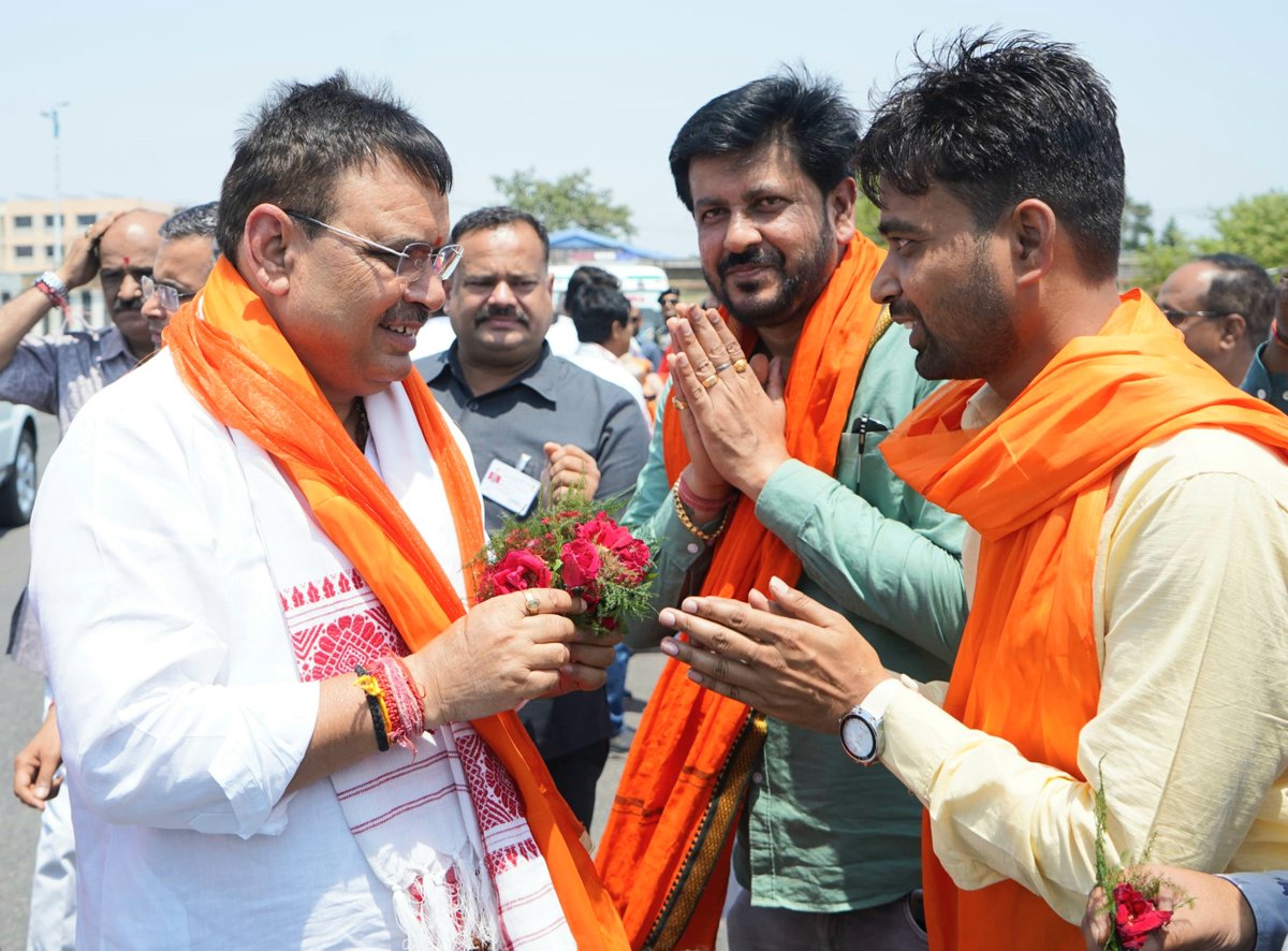 जोहार झारखंड! धरती आबा भगवान बिरसा मुंडा की जन्मभूमि झारखंड आगमन पर जनप्रतिनिधियों, भाजपा पदाधिकारियों, देवतुल्य कार्यकर्ताओं व जनता जनार्दन ने जिस असीम अपनत्व व स्नेहभाव से मेरा स्वागत एवं अभिनंदन किया, उसके लिए सभी का हृदयतल से आभार।