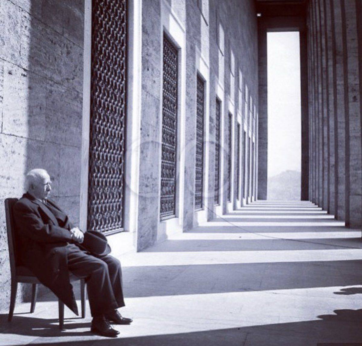 İsmet İnönü her 10 Kasım’da herkesten önce Anıtkabir’e gider, dava arkadaşı Atatürk’ün kabrinin karşısına oturur; sessizce dertleşirdi, bu ritüel ölene kadar devam etti.