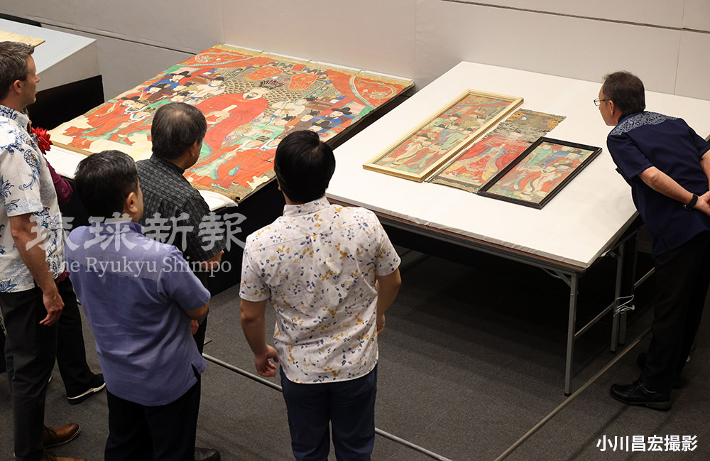 琉球王国の国王肖像画お披露目　那覇　沖縄 ryukyushimpo.jp/news/entry-303… 79年前の沖縄戦で略奪され、米国から返還された文化財について沖縄県は30日、お披露目式を県立博物館・美術館で開きました。戦後、琉球王国の歴代国王肖像画「#御後絵（#おごえ）」など計18点を関係者や報道陣向けに公開しました。