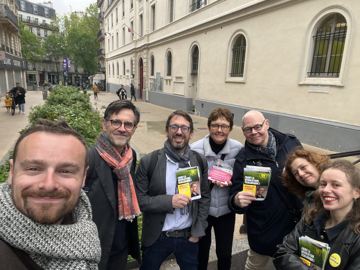 Devant les écoles Belzunce et Bossuet ce matin pour #ReveillerLEurope avec les parents d'élèves du Nord-Est de #Paris10.
👉 #RévolutionEcologique
👉 Taxation des 1% les plus riches
👉 #Europe féministe
👉 Réduction des écarts de salaire dans les entreprises et 'bouclier emploi'