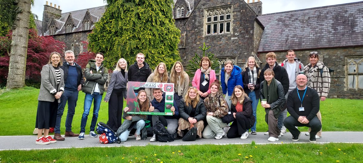 Farewell to our visiting student-teachers from Friesland! A valuable study trip looking at how the Welsh language is taught both in school and the university – and a valuable opportunity to compare approaches. Looking forward to a reciprocal visit!