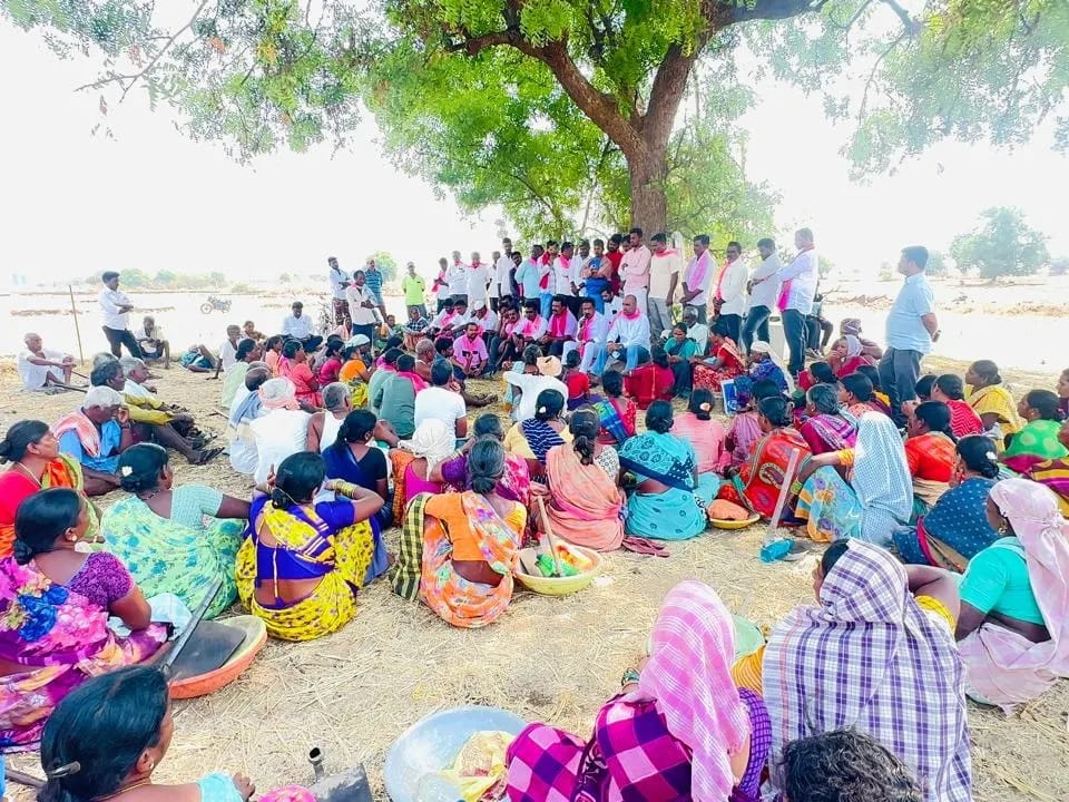 BuildingBabai's tweet photo. పార్లమెంట్ ఎన్నికల్లో భాగంగా నాగర్ కర్నూల్ పార్లమెంట్ BRS పార్టీ అభ్యర్థి డా.ఆర్ఎస్ ప్రవీణ్ కుమార్ గారికి మద్దతుగా ఈరోజు తిమ్మాజిపేట మండలంలోని ఆర్సి తండా మరి��ు ఆవంచ గ్రామాల్లో ఎన్నికల ప్రచారం చేసిన మాజీ శాసన సభ్యులు శ్రీ మర్రి జనార్దన్ ర��డ్డి గారు..

గ్రామాల్లో ఉపాధి హామీ కూలీలతో ప్రత్యేకంగా సమావేశం అయి వారు కాంగ్రెస్ పార్టీ ఇచ్చిన మోసపూరిత హామీలపై చర్చించారు.. 

ఈ సందర్భంగా ఆయన మాట్లాడుతూ.

🔹దయచేసి మొన్నటి అసెంబ్లీ ఎన్నికల్లో జరిగిన తప్పు జరగవద్దు. 

🔹మనం వెళ్లి ప్రతి రైతును అడగలే మార్పు మంచిగుందా అని. 

బీఆర్ఎస్ హయాంలో ఎక్కడ చూసినా వరి కోతలు 

ఇయ్యాల కాంగ్రెస్ పాలనలో రాష్ట్రంలో ఎక్కడ చూసినా కరెంటు కోతలు

రైతు���ంధు కోసమని బీఆర్ఎస్ ప్రభుత్వం కేటాయించిన 7 వేల కోట్ల సొమ్మును మాయం చేసిన రేవంత్ సర్కార్. 

ఆ 7 వేల కోట్లను కాంట్రాక్టర్ల ఖజానాల్లోకి తరలించిన కాంగ్రెస్ ప్రభుత్వం.

పంటకాలం పూర్తయినా.. రైతుబంధు ఇవ్వకుండా రైతుల నోట్లో మట్టి కొట్టిన రేవంత్.

ఈ గుంపు మేస్త్రి పాలనలో అష్టకష్టాలు పడుతున్న విద్యార్థులు.

కాంగ్రెస్ చేతగానితనం వల్ల ఓయూలో నీళ్ళు, కరెంట్ లేక విద్యార్థుల అవస్థలు.

విద్యార���థినుల ధర్న���తో హాస్టల్లనే మూసేసిన రేవంత్ ప్రభుత్వం.

🔹ఈ ముఖ్యమంత్రివి చిల్లర, ఉద్దెర మాటలే. 

🔹లంకె బిందెలు అని అంటాడు. ఎవరన్నా ముఖ్యమంత్రి అనే మాటలా..

🔹జేబులా కత్తరె పెట్టుకొని తిరుగుతున్న అన్నాడు.  దొంగలు కదా జేబుల కత్తెర పెట్టుకుంటారు..

🔹ఎన్నికల తర్వాత ఖచ్చితంగా ఉచిత బస్సు ప్రయాణం ఉండదు

🔹70 ఏళ్ల వయసులో మనకు స్ఫూర్తిదాయకంగా మన నాయకుడునాయకుడు కెసిఆర్ గారు కొట్లాడుతున్నారు. 

🔹ఎక్కడ పోయిన సరే ప్రజలు అన్నా మేము మోసపోయినమ్ అంటున్నారు. 

🔹రైతులు, మహిళలు, ఉద్యోగులు, విద్యార్థులు అన్ని వర్గాలు ఇదే మాట అంటున్నారు. 

🔹ప్రతి ఇంటికి పోయి మనము చర్చ పెట్టాలే. రుణమాఫీ అయ్యిందా. ?ఫించన్ వస్తుందా? అని అడగాలే. 

🔹మన కార్యకర్తలను బెదిరిస్తున్నారు. కేసులు పెడుతున్నారు. 

🔹కుక్క కాటుకు చెప్పుదెబ్బ అన్నట్లు మన పార్టీని గెలిపించుకుంటే వాళ్లే భయపడతారు. 

🔹మనకు ఎంపీ ఉంటే మ��కు శక్తి ఎక్కువగా ఉంటది.

రేవంత్ రైతులకిచ్చిన రైతుబంధు 15వేలు, కౌలు రైతులకు 15 వేలు, వ్యవసాయ కూలీలకు 12 వేలు ఇస్తామని ఒక్క హామీని కూడా నెరవేర్చలేదు.  పైగా 2 లక్షల రుణమాఫీ ఎగ్గొట్టిండు.

అవ్వాతాతలకు 4 వేల పింఛన్ ఇస్తామని వాళ్లను మోసం చేసింది ఈ కాంగ్రెస్ ప్రభుత్వం.

మహిళలకు నెలకు 2500 ఇస్తామని రేవంత్ చెప్పి వాళ్లకు 10 వేలు బాకీపడిండు. 

కేసీఆర్ హయాంలో వడ్లను గిట్టుబాటు ధరకు కొన్నాం. 500 బోనస్‌��ో 2500కు కొంటామన్న రేవంత్... ఇప్పుడు రైతులు 1800లకే అమ్ముకుంటుంటే ఏం చేస్తున్నడు?

ఓట్ల కోసం కాంగ్రెస్ లీడర్లు వస్తే బుద్ధి చెప్పడానికి మహిళలు, చీపుర్లు, చాటలతో రెడీగా ఉన్నారు.

ఆడపిల్లల పెళ్లికి తులం బంగారం ఇస్తామన్నాడు. రెండు నెలల్లో లక్ష లగ్గాలు జరిగాయి. రేవంత్ లక్ష తులాల బంగారం బాకీ పడ్డడు. 

మన గుండెలమీద తన్నిన రేవంత్ రెడ్డిని ఎంపీ ఎన్నికల్లో గడ్డపారలై పోటుపొడవాలె.

రేవంత్ రెడ్డ���కి ఓటమి భయం పట్టుకుంది. పార్లమెంటు ఎన్నికల్లో ఓడిపోతే పదవి పోతుందనే భయం స్పష్టంగా కనిపిస్తోంది.

దేవుళ్లపై ఒట్టు పెట్టుకుంటూ రిజర్వేషన్లు రద్దు చేస్తారంటూ సెంటిమెంటల్ మాటలు మాట్లాడుతున్నాడు.

ఎన్నికల హమీల గురించి, నాలుగు నెలల పాలన గురించి మాట్లాడడం లేదు.

అయితే తిట్లు లేకపోతే దేవుడిపై ఒట్లు. ఏ ఊరికిపోతే ఆ ఊరిలో దేవుళ్లపై ఒట్లతో ప్రజలకు మోసం. 

బాండు పేపర్లు నాటకం నడవదని దేవుళ్లపై ఒట్లు పెడుతున్నాడు. 

ఈ కార్యక్రమంలో పలువురు పార్టీ ప్రజా ప్రతినిధులు పార్టీ నాయకులు కార్యకర్తలు పాల్గొన్నారుపాల్గొన్నారు.
@Marri_Janardhan 
@RSPraveenSwaero 

#BRS4NGKL
#RSP4NGKL