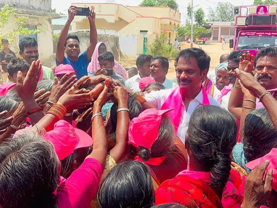 BuildingBabai's tweet photo. పార్లమెంట్ ఎన్నికల్లో భాగంగా నాగర్ కర్నూల్ పార్లమెంట్ BRS పార్టీ అభ్యర్థి డా.ఆర్ఎస్ ప్రవీణ్ కుమార్ గారికి మద్దతుగా ఈరోజు తిమ్మాజిపేట మండలంలోని ఆర్సి తండా మరి��ు ఆవంచ గ్రామాల్లో ఎన్నికల ప్రచారం చేసిన మాజీ శాసన సభ్యులు శ్రీ మర్రి జనార్దన్ ర��డ్డి గారు..

గ్రామాల్లో ఉపాధి హామీ కూలీలతో ప్రత్యేకంగా సమావేశం అయి వారు కాంగ్రెస్ పార్టీ ఇచ్చిన మోసపూరిత హామీలపై చర్చించారు.. 

ఈ సందర్భంగా ఆయన మాట్లాడుతూ.

🔹దయచేసి మొన్నటి అసెంబ్లీ ఎన్నికల్లో జరిగిన తప్పు జరగవద్దు. 

🔹మనం వెళ్లి ప్రతి రైతును అడగలే మార్పు మంచిగుందా అని. 

బీఆర్ఎస్ హయాంలో ఎక్కడ చూసినా వరి కోతలు 

ఇయ్యాల కాంగ్రెస్ పాలనలో రాష్ట్రంలో ఎక్కడ చూసినా కరెంటు కోతలు

రైతు���ంధు కోసమని బీఆర్ఎస్ ప్రభుత్వం కేటాయించిన 7 వేల కోట్ల సొమ్మును మాయం చేసిన రేవంత్ సర్కార్. 

ఆ 7 వేల కోట్లను కాంట్రాక్టర్ల ఖజానాల్లోకి తరలించిన కాంగ్రెస్ ప్రభుత్వం.

పంటకాలం పూర్తయినా.. రైతుబంధు ఇవ్వకుండా రైతుల నోట్లో మట్టి కొట్టిన రేవంత్.

ఈ గుంపు మేస్త్రి పాలనలో అష్టకష్టాలు పడుతున్న విద్యార్థులు.

కాంగ్రెస్ చేతగానితనం వల్ల ఓయూలో నీళ్ళు, కరెంట్ లేక విద్యార్థుల అవస్థలు.

విద్యార���థినుల ధర్న���తో హాస్టల్లనే మూసేసిన రేవంత్ ప్రభుత్వం.

🔹ఈ ముఖ్యమంత్రివి చిల్లర, ఉద్దెర మాటలే. 

🔹లంకె బిందెలు అని అంటాడు. ఎవరన్నా ముఖ్యమంత్రి అనే మాటలా..

🔹జేబులా కత్తరె పెట్టుకొని తిరుగుతున్న అన్నాడు.  దొంగలు కదా జేబుల కత్తెర పెట్టుకుంటారు..

🔹ఎన్నికల తర్వాత ఖచ్చితంగా ఉచిత బస్సు ప్రయాణం ఉండదు

🔹70 ఏళ్ల వయసులో మనకు స్ఫూర్తిదాయకంగా మన నాయకుడునాయకుడు కెసిఆర్ గారు కొట్లాడుతున్నారు. 

🔹ఎక్కడ పోయిన సరే ప్రజలు అన్నా మేము మోసపోయినమ్ అంటున్నారు. 

🔹రైతులు, మహిళలు, ఉద్యోగులు, విద్యార్థులు అన్ని వర్గాలు ఇదే మాట అంటున్నారు. 

🔹ప్రతి ఇంటికి పోయి మనము చర్చ పెట్టాలే. రుణమాఫీ అయ్యిందా. ?ఫించన్ వస్తుందా? అని అడగాలే. 

🔹మన కార్యకర్తలను బెదిరిస్తున్నారు. కేసులు పెడుతున్నారు. 

🔹కుక్క కాటుకు చెప్పుదెబ్బ అన్నట్లు మన పార్టీని గెలిపించుకుంటే వాళ్లే భయపడతారు. 

🔹మనకు ఎంపీ ఉంటే మ��కు శక్తి ఎక్కువగా ఉంటది.

రేవంత్ రైతులకిచ్చిన రైతుబంధు 15వేలు, కౌలు రైతులకు 15 వేలు, వ్యవసాయ కూలీలకు 12 వేలు ఇస్తామని ఒక్క హామీని కూడా నెరవేర్చలేదు.  పైగా 2 లక్షల రుణమాఫీ ఎగ్గొట్టిండు.

అవ్వాతాతలకు 4 వేల పింఛన్ ఇస్తామని వాళ్లను మోసం చేసింది ఈ కాంగ్రెస్ ప్రభుత్వం.

మహిళలకు నెలకు 2500 ఇస్తామని రేవంత్ చెప్పి వాళ్లకు 10 వేలు బాకీపడిండు. 

కేసీఆర్ హయాంలో వడ్లను గిట్టుబాటు ధరకు కొన్నాం. 500 బోనస్‌��ో 2500కు కొంటామన్న రేవంత్... ఇప్పుడు రైతులు 1800లకే అమ్ముకుంటుంటే ఏం చేస్తున్నడు?

ఓట్ల కోసం కాంగ్రెస్ లీడర్లు వస్తే బుద్ధి చెప్పడానికి మహిళలు, చీపుర్లు, చాటలతో రెడీగా ఉన్నారు.

ఆడపిల్లల పెళ్లికి తులం బంగారం ఇస్తామన్నాడు. రెండు నెలల్లో లక్ష లగ్గాలు జరిగాయి. రేవంత్ లక్ష తులాల బంగారం బాకీ పడ్డడు. 

మన గుండెలమీద తన్నిన రేవంత్ రెడ్డిని ఎంపీ ఎన్నికల్లో గడ్డపారలై పోటుపొడవాలె.

రేవంత్ రెడ్డ���కి ఓటమి భయం పట్టుకుంది. పార్లమెంటు ఎన్నికల్లో ఓడిపోతే పదవి పోతుందనే భయం స్పష్టంగా కనిపిస్తోంది.

దేవుళ్లపై ఒట్టు పెట్టుకుంటూ రిజర్వేషన్లు రద్దు చేస్తారంటూ సెంటిమెంటల్ మాటలు మాట్లాడుతున్నాడు.

ఎన్నికల హమీల గురించి, నాలుగు నెలల పాలన గురించి మాట్లాడడం లేదు.

అయితే తిట్లు లేకపోతే దేవుడిపై ఒట్లు. ఏ ఊరికిపోతే ఆ ఊరిలో దేవుళ్లపై ఒట్లతో ప్రజలకు మోసం. 

బాండు పేపర్లు నాటకం నడవదని దేవుళ్లపై ఒట్లు పెడుతున్నాడు. 

ఈ కార్యక్రమంలో పలువురు పార్టీ ప్రజా ప్రతినిధులు పార్టీ నాయకులు కార్యకర్తలు పాల్గొన్నారుపాల్గొన్నారు.
@Marri_Janardhan 
@RSPraveenSwaero 

#BRS4NGKL
#RSP4NGKL