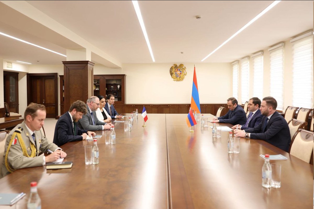 🇦🇲🤝🇫🇷The Armenian Defense Minister discussed military cooperation and reforms of the RA Armed Forces with the French senator. RA Minister of Defense Suren Papikyan received Ronan Le Gleut, member of the French Senate Committees on External Relations, Defense, Armed Forces and…