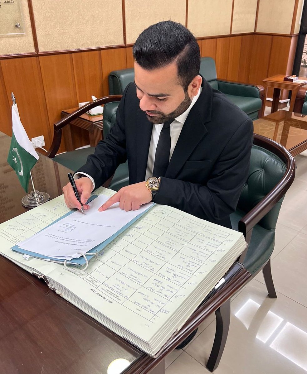 Member of National Parliament and Spokesperson Legal Affairs, Barrister Aqeel malik signing the roll as lawyer of Supreme Court of Pakistan. #SupremeCourtOfPakistan