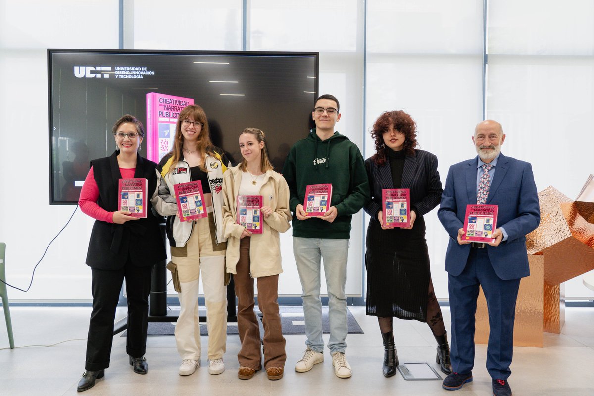 Entre agradecimientos y palabras que mostraban el esfuerzo, la constancia y las ganas que han ayudado a elaborar la obra. Rodeados de profesionales, amigos y con la compañía de los alumnos de la @udit_es cuyos diseños han conformado la portada de la obra.