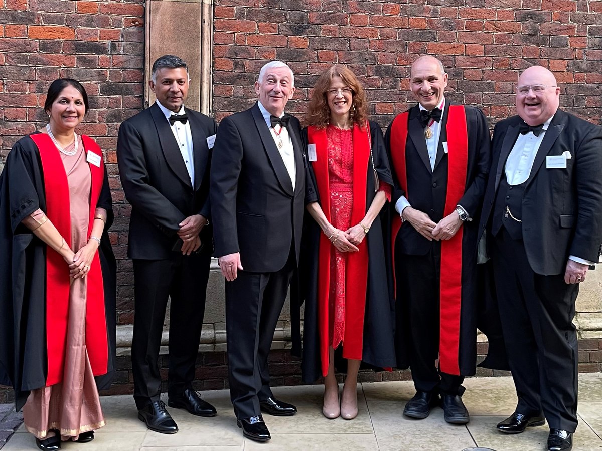 Last Friday's Ramsden Dinner demonstrated the global impact of our community as our Fellows' invited guests included @VDoraiswami, @CommonsSpeaker & @EricPickles, pictured here with @SriyaIyer (2000), @CarrGilly (2006) & our Master Sir John Benger (1979, English). @HCI_London