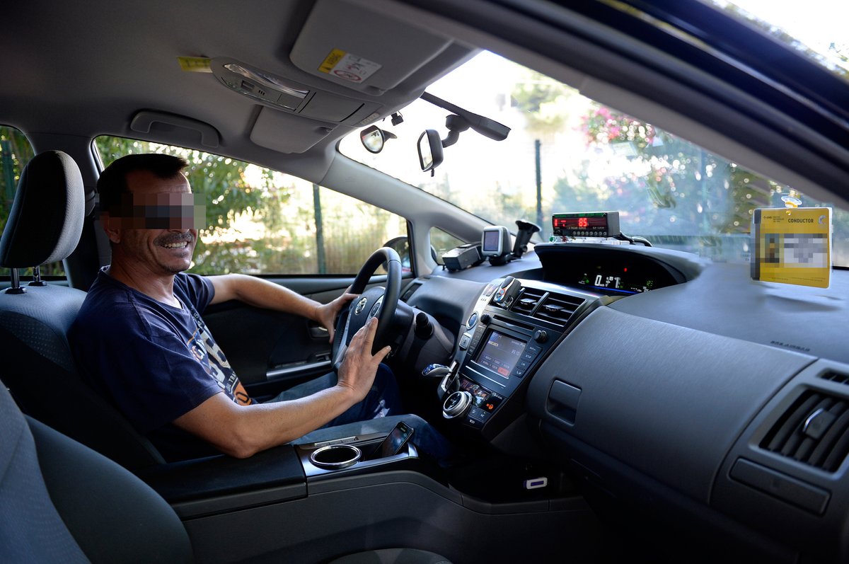 Avui, #PrimerDeMaig, volem posar en valor el compromís dels treballadors i treballadores del sector del taxi! 

Amb la vostra feina contribuïu a que milers de persones puguin arribar a la seva destinació i els feu la vida una mica més fàcil. 

GRÀCIES 💛 #EstimoelTaxi #AMB