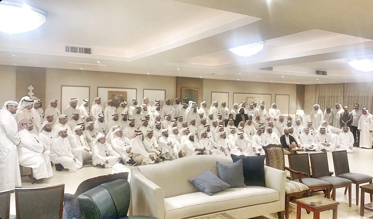 بدعوة كريمة من اخونا حمد العليان إلتقينا بدفعتنا زملاء الدراسة في ثانوية يوسف بن عيسى و هو اللقاء الاول لجميع  دفعة ١٩٩٦ من بعد التخرج إلتقينا فيه بمجموعة من المدرسين الافاضل اصحاب الفضل علينا و ناظر المدرسة و الوكلاء .
لقاء يحمل في طياته الكثير من الذكريات و المشاعر ، ٣ ساعات