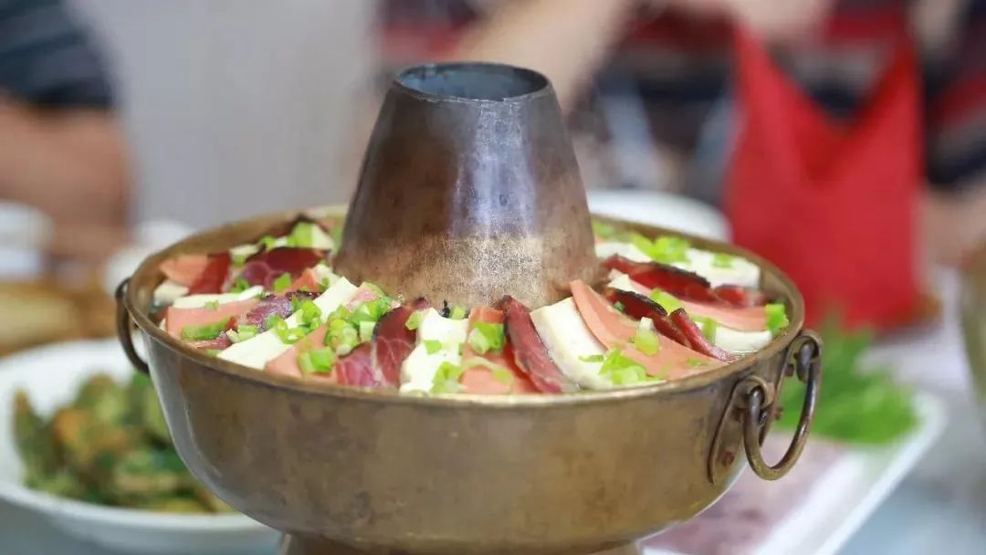 #Sichuan has so many types of hot pots! Today, we’ll introduce you the Baoxing #Tibetan hot pot. The uniqueness of its flavor lies in the main ingredients, which are the local yak meat and mushrooms that are unique to the alpine grasslands of the region. Have you ever eaten it?😊