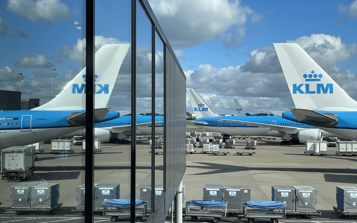 KLM speelt volgens vakbond ‘een vies spelletje’ rond sluiting kantoor in Paramaribo dlvr.it/T6CLYS