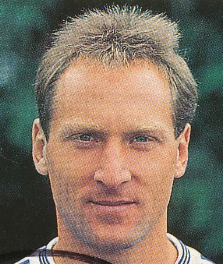 30.04.1994 - 33. Spieltag
Schalke - Duisburg
Tor für die Gäste. Durch ein Eigentor von Andreas Müller in der 70. Minute steht es jetzt 2:0 für den MSV.
#Schalkevor30 #S04