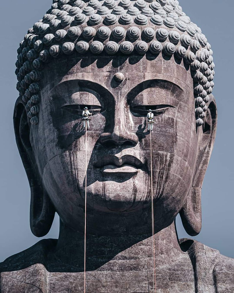 La Statua del Buddha Ushiku Daibutsu, Ibakari Giappone
Alta 120 m, in questo scatto pare piangere ma si tratta di pulitori di statue.

📸 @_Deepsky