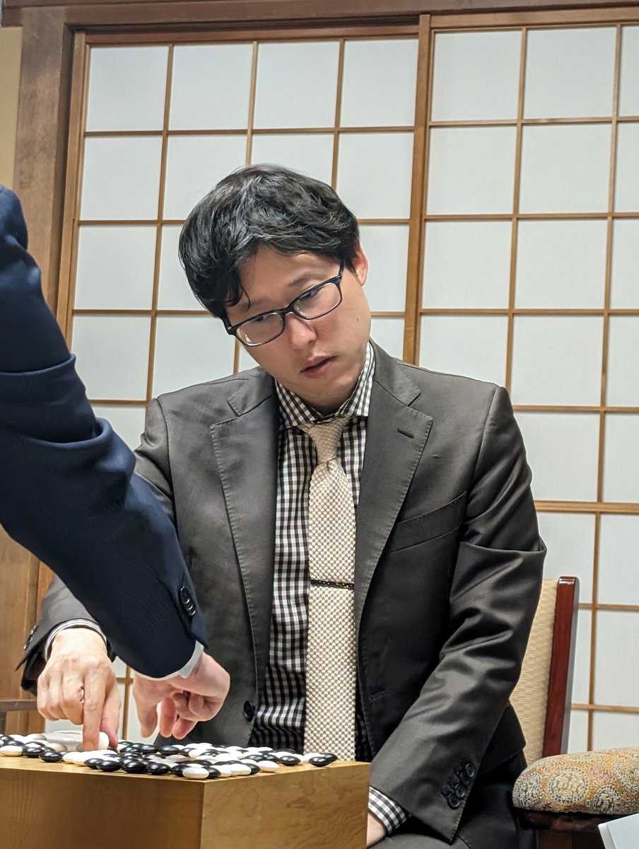 十段戦５番勝負の第５局は挑戦者の井山裕太二冠が芝野虎丸十段に白番中押し勝ちしシリーズ成績３勝２敗で十段を奪還、王座、碁聖と合わせ三冠としました。十段位は６期ぶり６度目。自身の持つ七大タイトル最多獲得記録は通算６０期に伸びました。