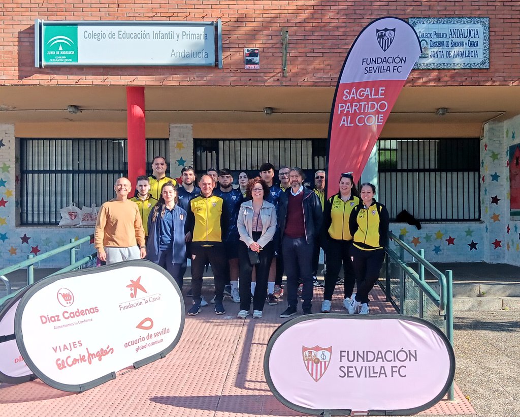 ⚪️🔴 Hoy el programa #SácalePartidoAlCole visita el colegio @CEIPAndalucia del @poligono_sur. ⚽️📚

🤝🏻 @AcuarioSevilla, @FundlaCaixa, @Cajasol, @VECI_Esp y #CashDíazCadenas.

#NuncaTeRindas #FundaciónSevillaFC