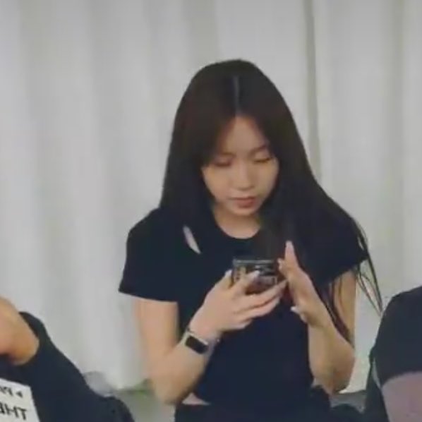 siyoon and suhyeon looked so focused on their phones but they were actually just sending these comments on the live 😭