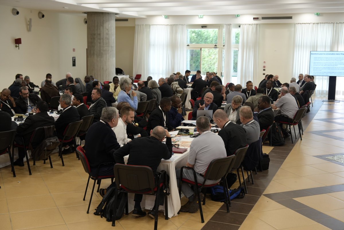 Some photos from the meeting of Parish Priests for the Synod, currently underway just outside Rome. 

They're meeting for five days of listening, prayer, and discernment to address how local churches can implement synodality. 

More here: vaticannews.va/en/church/news…