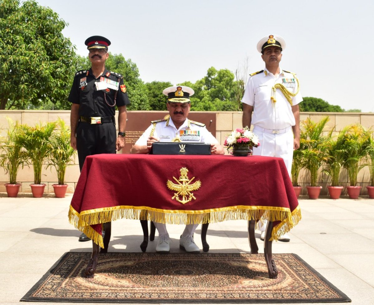 On assuming appointment of 26th Chief of Naval Staff, Admiral Dinesh K Tripathi, PVSM,AVSM,NM,CNS laid wreath and paid homage to #Bravehearts at #NationalWarMemorial. Honouring valiant action of fallen #heroes, he quoted that their #sacrifice will continue to inspire generations.