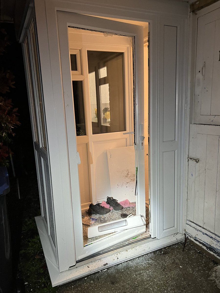 At the weekend we were requested by @EP_Harlow CID to assist with executing a warrant in relation to a GBH assault. This was a late night warrant rather than early morning with entry gained in less than 15 seconds. Two suspects arrested and items relating to the offence seized.