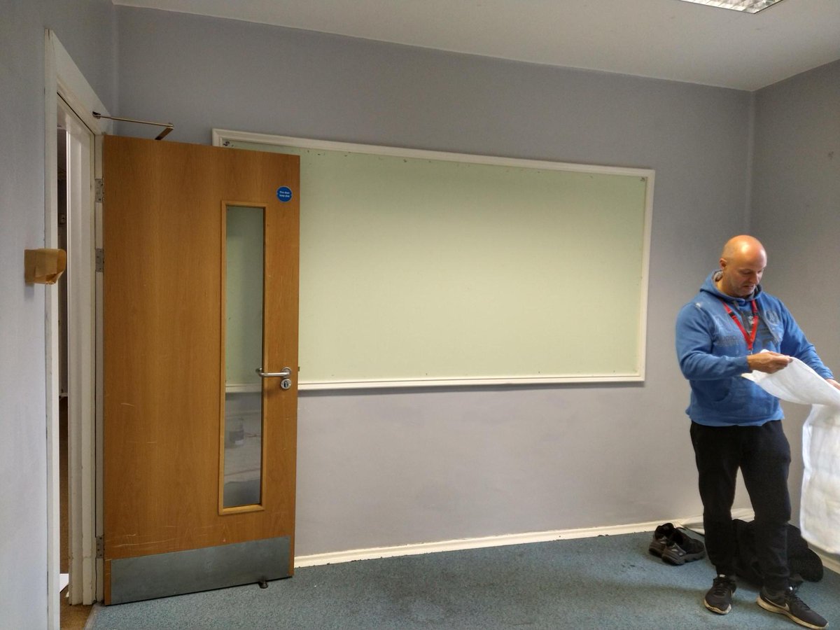 Thank you to volunteers from @NissanUK who came to Hedleys College last week to paint what will become a rebound therapy room 🖌️🌟 #volunteering #volunteeringopportunities #painting #decorating