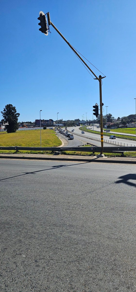 Crackling pulling over as you climb onto the N1 North from Maraisburg Road