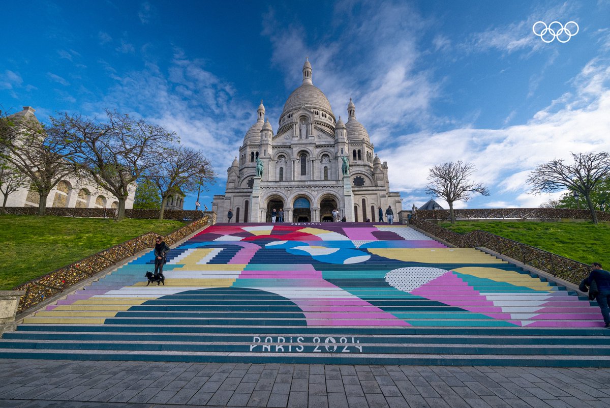 Les couleurs de @Paris2024 sur les marches de la basilique du Sacré-Cœur de Montmartre 😍 @Paris | #Paris2024