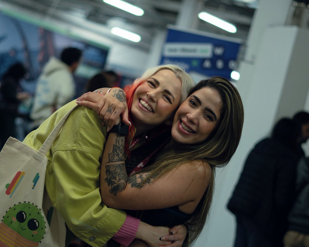 Starting off your morning with this cute picture of @_missbubbles and I at @WASDlive_ courtesy of @salvahed 💖