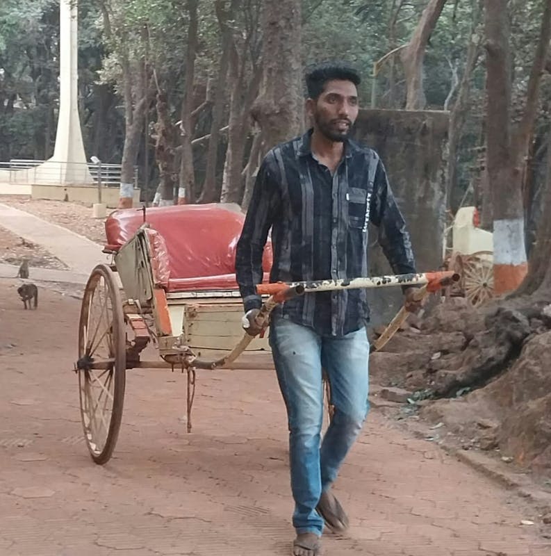 Vijay Kadam from Matheran is seeking credit to buy an e-rickshaw. Currently, he is a hand-rickshaw puller. Your investment can help him upgrade and enjoy a better mode of livelihood. 

Invest in him and get repaid with interest 👇
rangde.in/i/vijay-542