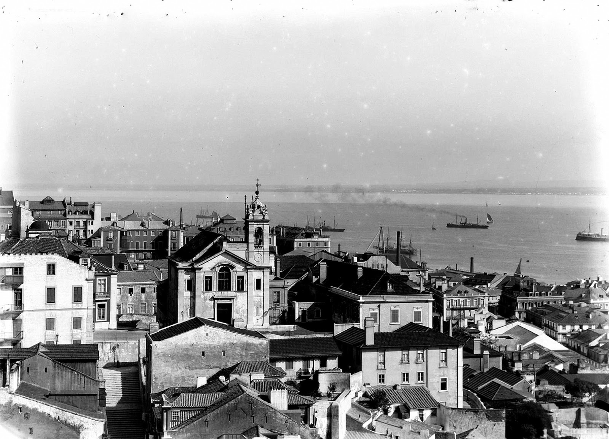 Panorâmica sobre Lisboa em 1905, vendo-se a Igreja das Chagas e o Rio Tejo.  
AD @arquivolisboa
#Lisboa #Lisbon #Lissabon #follow #photo #photooftheday #Lisbonne #History