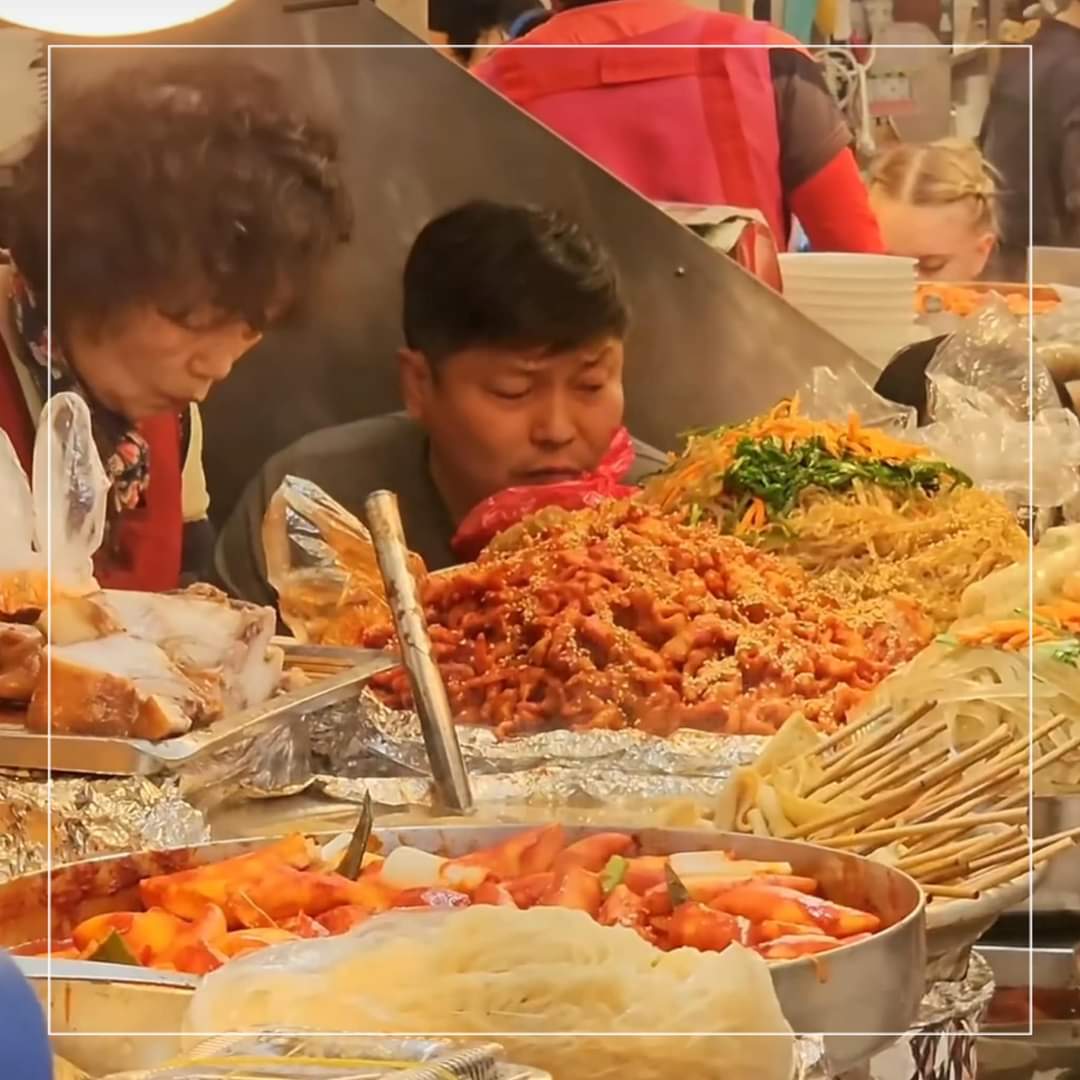 Солонгост гудамжны хоол идэж байсан хотын дарга маань Монголд гудамжны хоол хийх боломжийг хаав.
