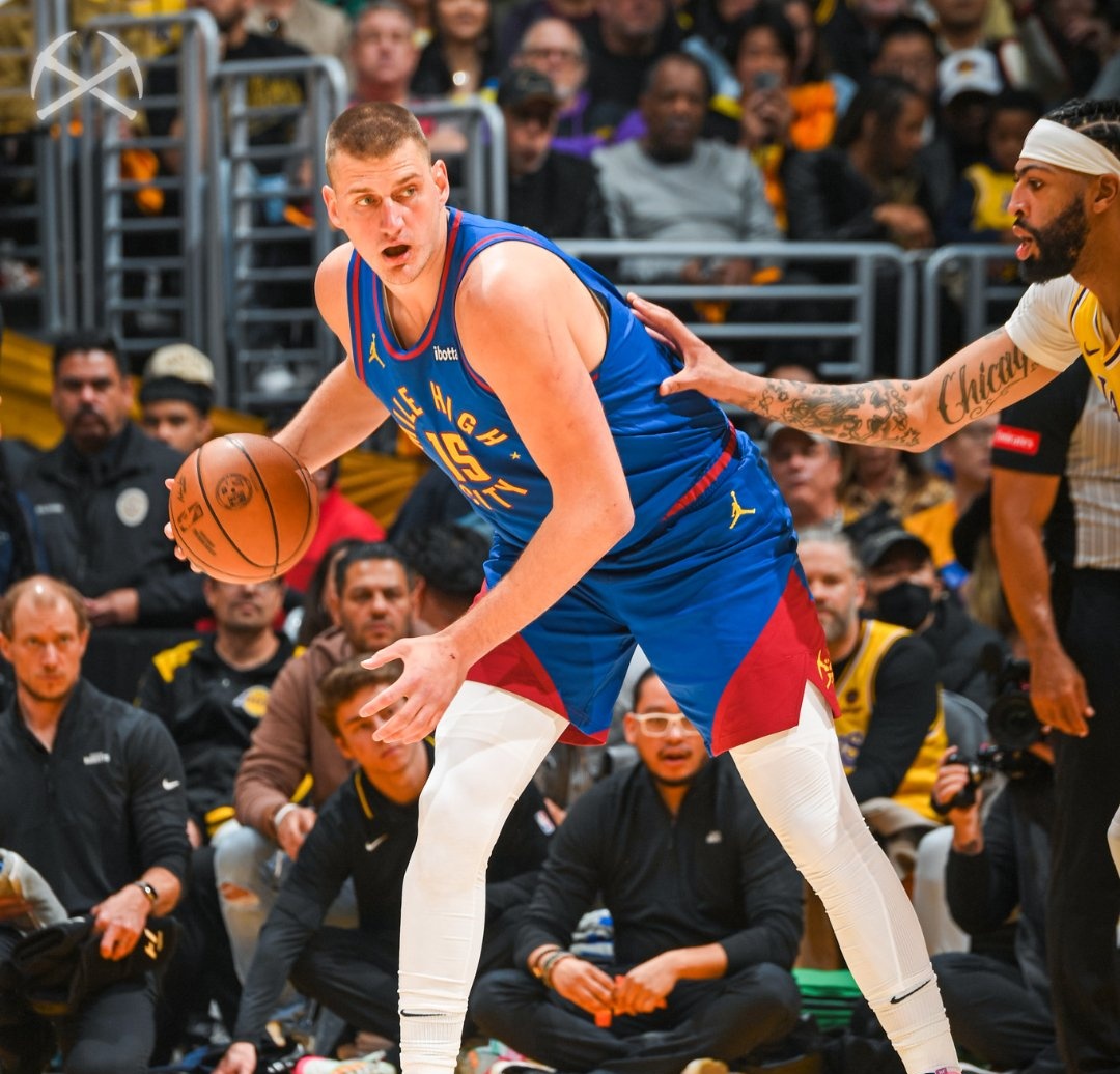 Lakers serisinde Nikola Jokic: 🃏 28.2 sayı 🃏 16.2 ribaund 🃏 9.8 asist 🃏 1.2 top çalma 🃏 %59.1 FG 🃏 %92.6 FT 🃏 %67.2 TS Gün itibariyle play-off'larda toplam sayı, ribaund ve asistte lider! 🔥