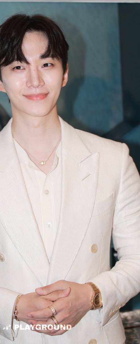 Todays blazer with golden buttons & delicate strips is so cool & perfect with his gold piaget watch 👍💯🤩

#LEEJUNHO #PiagetxLEEJUNHO 
#leejunho  #이준호 #ジュノ #李俊昊 
#Piaget 
#TAIPEI101XLEEJUNHO 
#piagetxleejunhointw 
#PIAGETXLEEJUNHOINTAIWAN