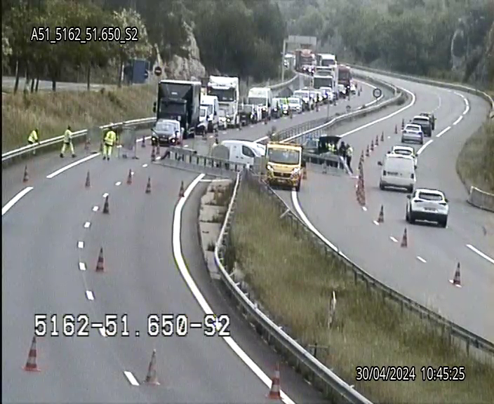 10h44 ⚠️ : sur #A51, autoroute coupée en direction d’Aix après l'entrée n° 18 Manosque Suite a un accident dans le basculement et à l intervention du dépanneur Écoutez @Radio1077 #InfoTrafic