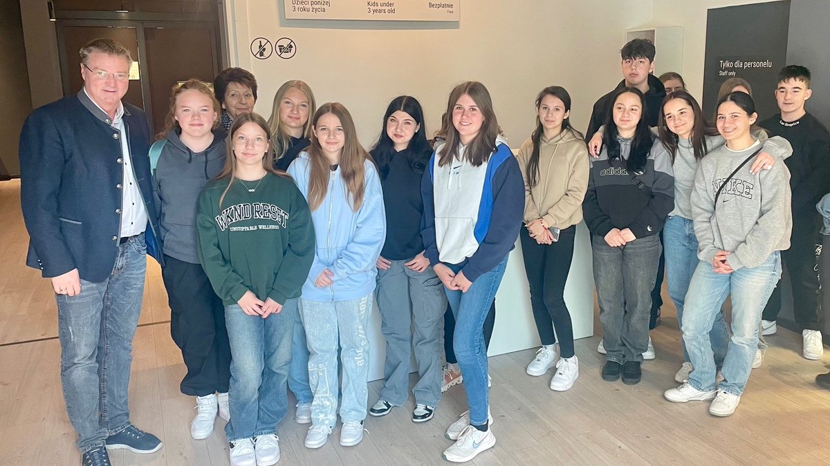 NachbarServus's tweet photo. Ebreichsdorf - Ziebice: Austausch / 50 Schüler der NÖMS besuchten mit Gemeindevertretern die polnische Partnerstadt Ziebice.
#ebreichsdorf #ziebice #schüler #austausch #delegation #städtepartnerschaft #partnergemeinde #freundschaft #kocevar
https://t.co/qTesJBYoui https://t.co/qI6whRPwKe