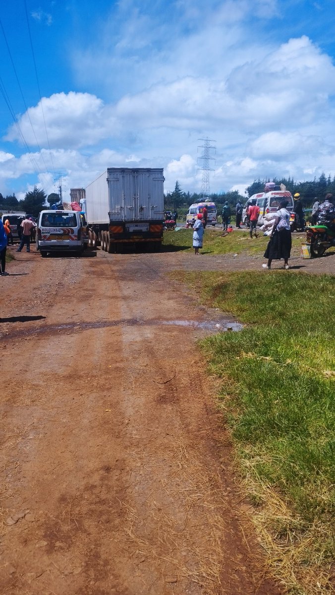 From my inbox,
Hi Omwamba,
Nakuru Eldoret Highway is hectic.
NTSA wanasumbua hapa Timboroa
Students tuko stranded and we need to get to Nairobi