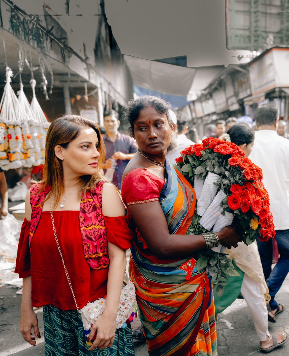 If only our eyes saw souls instead of bodies, how different our ideas of beauty will be. 🌹❤️ Photography credits: @rishinakandhari @snapperrish #woman #flowers #nature #beautiful #love #fashion #photography #streetstyle #streetphotography #kanikamaheshwari