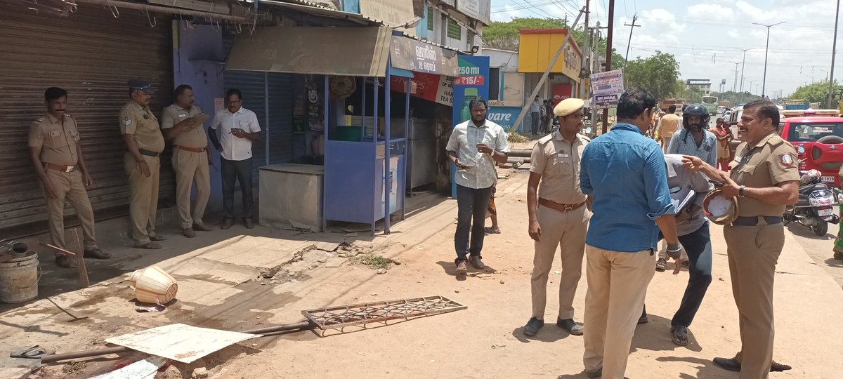 A history sheeter S Muthukumar (32) from Thidir Nagar in Ariyamanagalam in #Trichy was murdered on Tuesday by a gang of 5 persons opposite SIT college on Thanjavur-Trichy NH. He is son of an #AIADMK Ex-Councillor. @xpresstn @ezhil_jkm @AntoJoseph @mannar_mannan @TrichyCityPolic