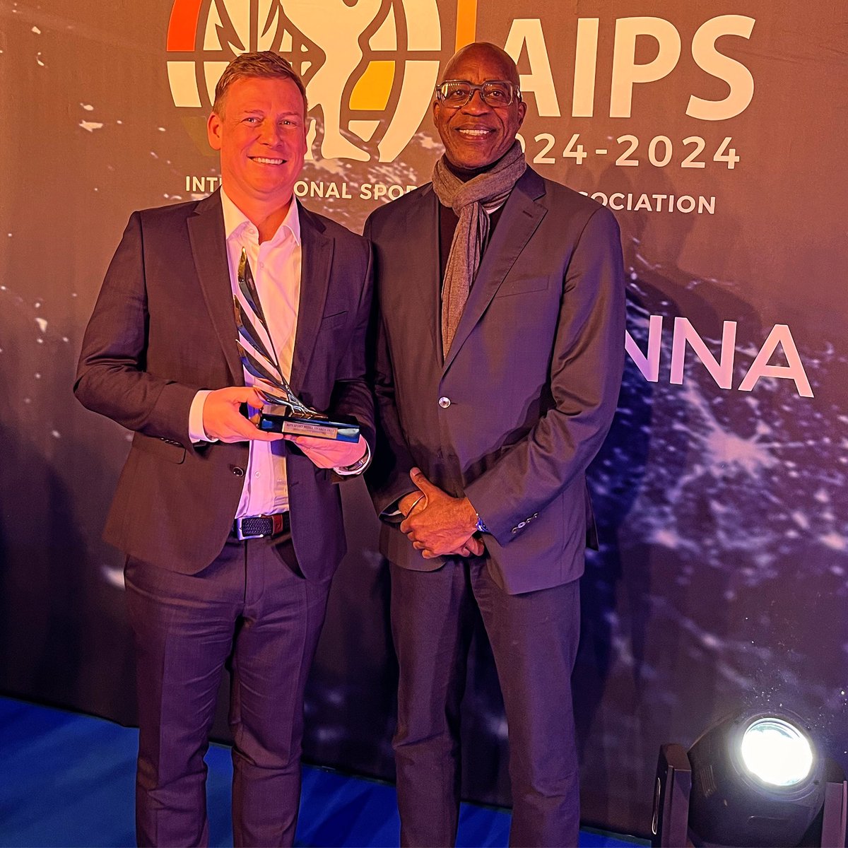 Markus Harm (@markusharm) on Twitter photo Platz 1 und ausgezeichnet von einer Legende! Beste investigative Reportage weltweit, der Preis vom internationalen Sportjournalistenverband <a href="/AIPSmedia/">AIPS MEDIA</a>, überreicht von <a href="/edwinmoses/">Edwin Moses</a>. Für die Story über Skandale im Boxweltverband. Sehr stolz und dankbar. <a href="/sportstudio/">ZDF sportstudio</a> Platz 1 und ausgezeichnet von einer Legende! Beste investigative Reportage weltweit, der Preis vom internationalen Sportjournalistenverband <a href="/AIPSmedia/">AIPS MEDIA</a>, überreicht von <a href="/edwinmoses/">Edwin Moses</a>. Für die Story über Skandale im Boxweltverband. Sehr stolz und dankbar. <a href="/sportstudio/">ZDF sportstudio</a>