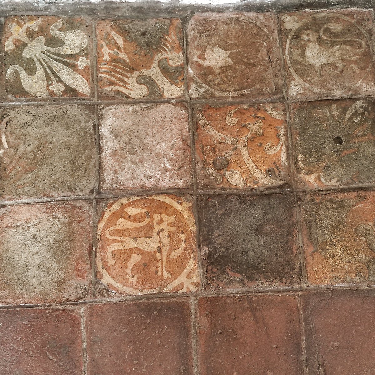 The extent and variety of the mediaeval tile pavement at Winchester Cathedral blew my poor wee mind. #TilesonTuesday