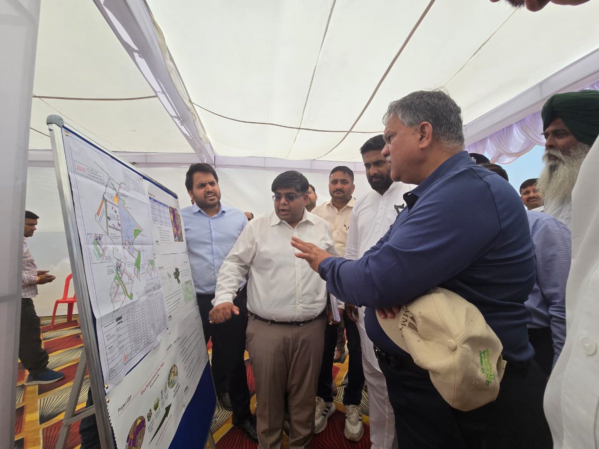 Shri Manoj Kumar Singh, IIDC GoUP, visits UPSIDA industrial area Bharapachpera, Pilibhit, to ensure the progress of industrial development works. Directives issued for high-quality completion of projects. #UPSIDA #UttarPradesh #industrial_development #inspection