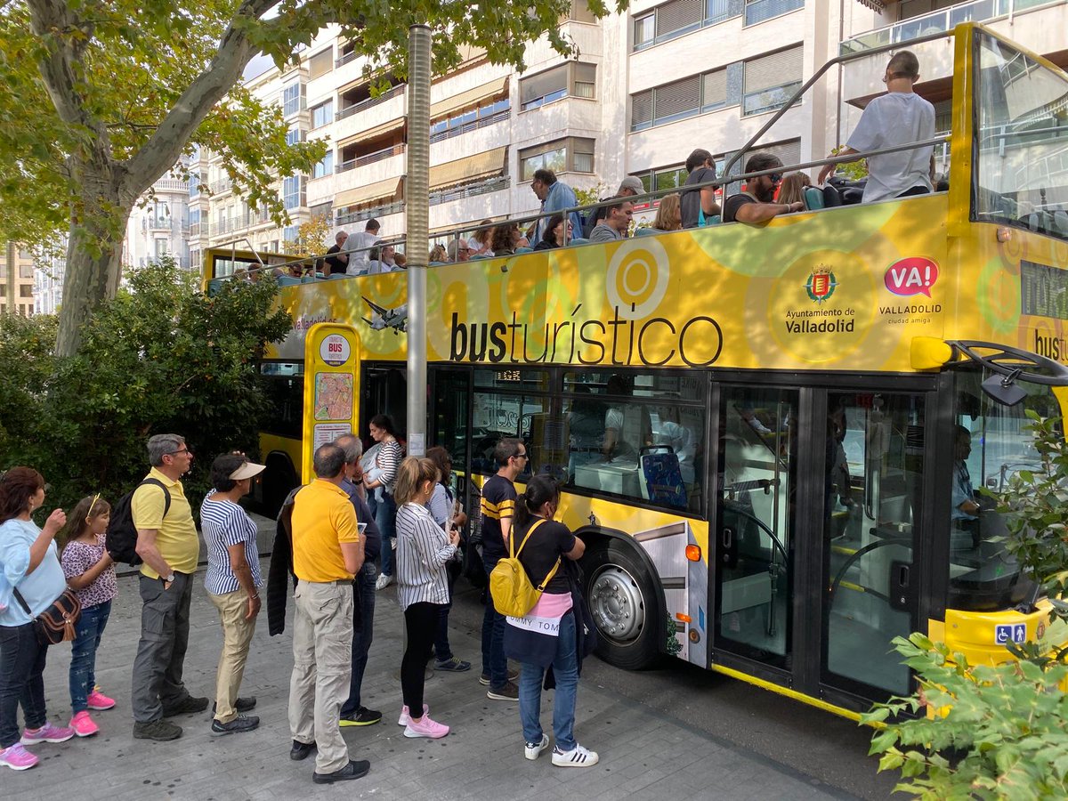 Este puente de mayo, el bus turístico sale de ruta. 🚌 Disfruta de las salidas especiales del bus turístico este miércoles 1 y jueves 2. Un recorrido diferente por #Valladolid❤️ ⌚17, 18 y 19 h. Toda la información 🔗info.valladolid.es/rutas-teatrali…