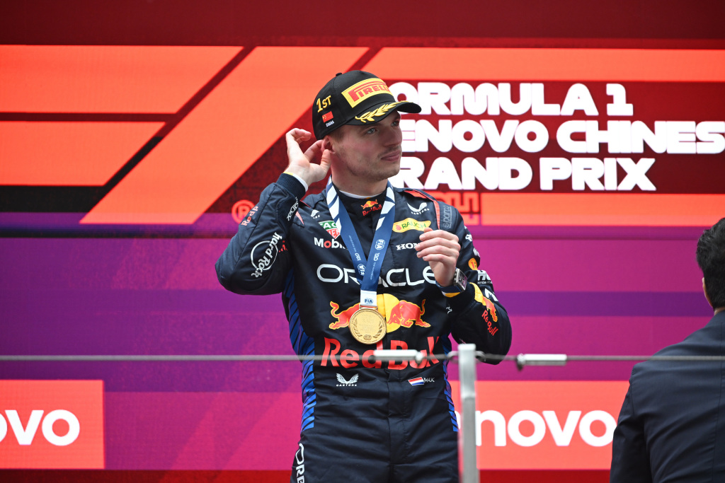 Coronel asegura que Verstappen 'ya no se divierte en Red Bull': 'Los rumores apuntan que en Miami hablarán con Mercedes' ➡️ Sobre Newey, asegura que los 100 millones que ofrece Aston Martin no tienen especial validez por su edad #F1 #MiamiGP